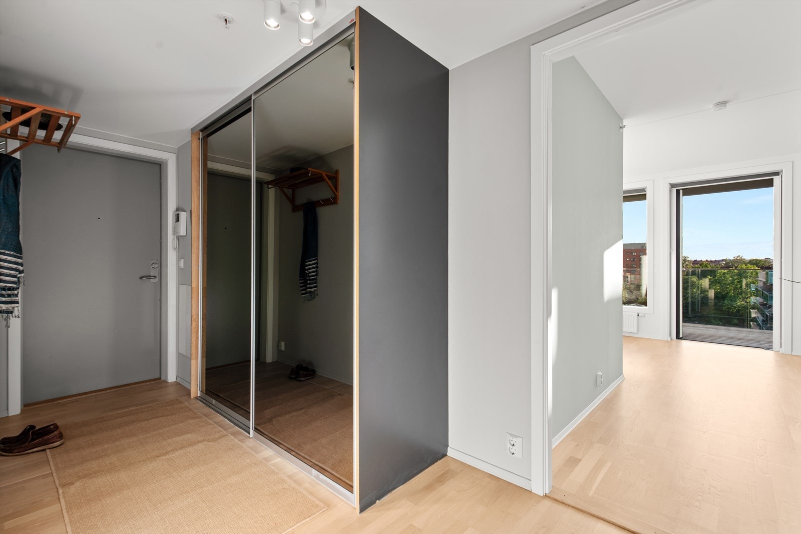 Stor garderobe i entréen. Galleribilde