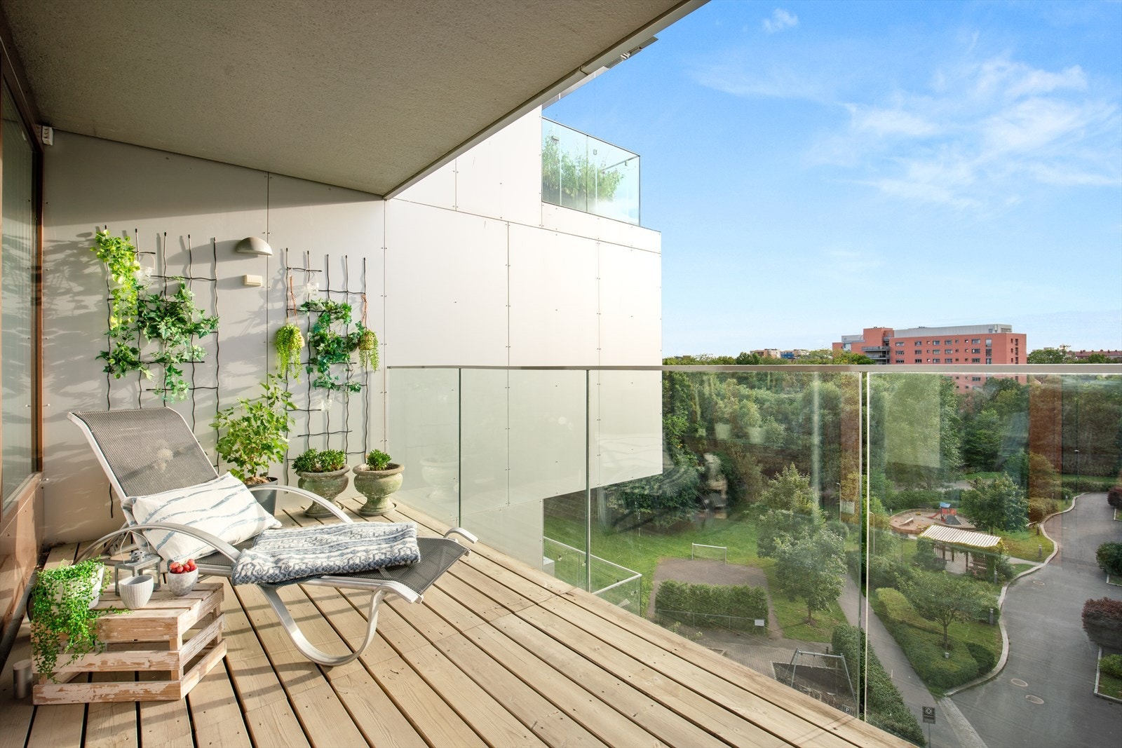 Her er det god plass til utemøbler og grill, perfekt for både rolige morgenstunder og hyggelige kvelder med utsikt over vakre Akerselva. Galleribilde