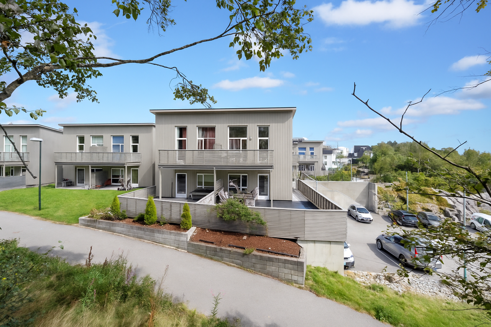 Fasaden ut mot en tursti Galleribilde