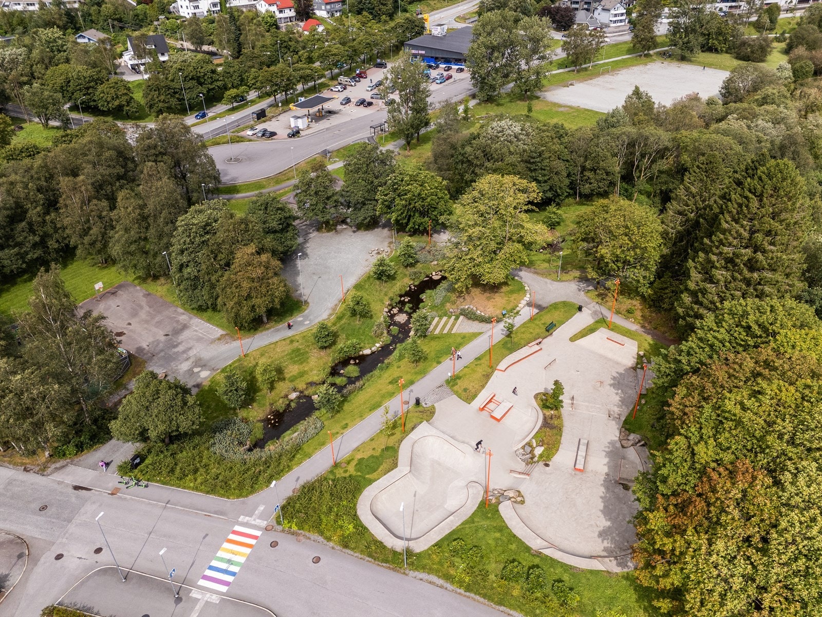 Parken finner du en kort spasertur unna, like ved innkjøringen til borettslaget. Galleribilde