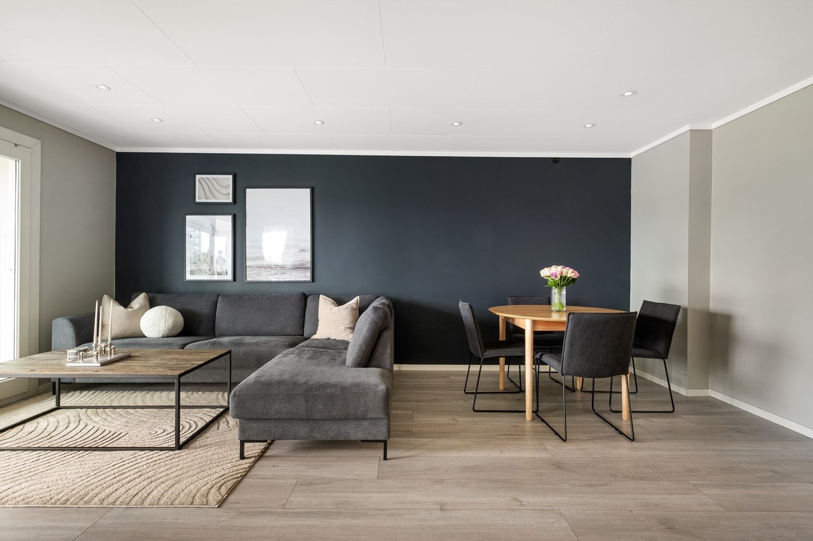 Stue er godt belyst med naturlig lys, og downlights i taket. Galleribilde