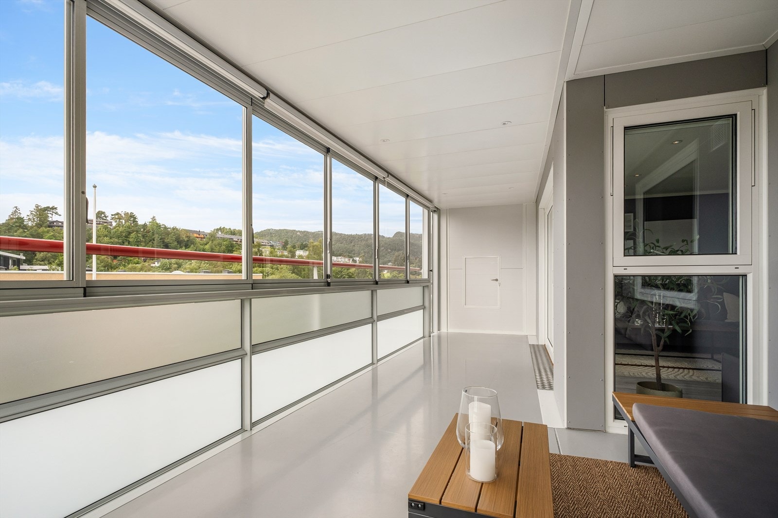 Fra stuen har man adkomst til en innglasset balkong som blir som en forlengelse av stuen. Det er tillatt med elektrisk og gassgrill. Galleribilde