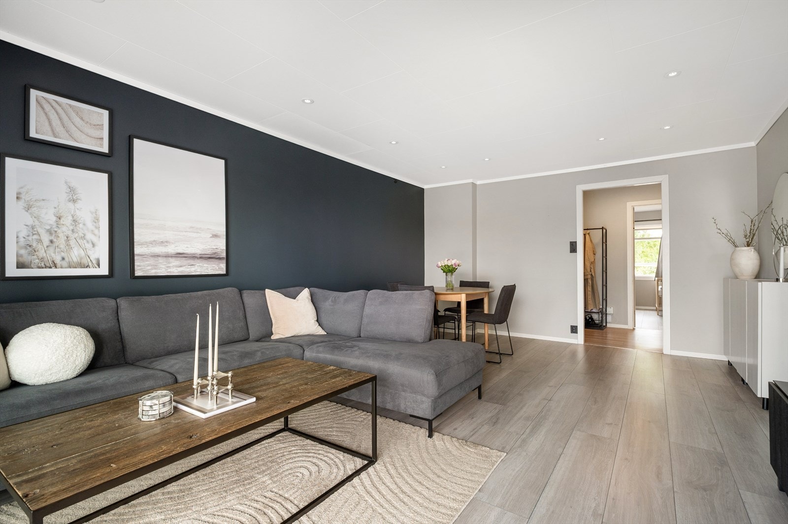 Godt med plass til en stor sofa og spisebord. Galleribilde