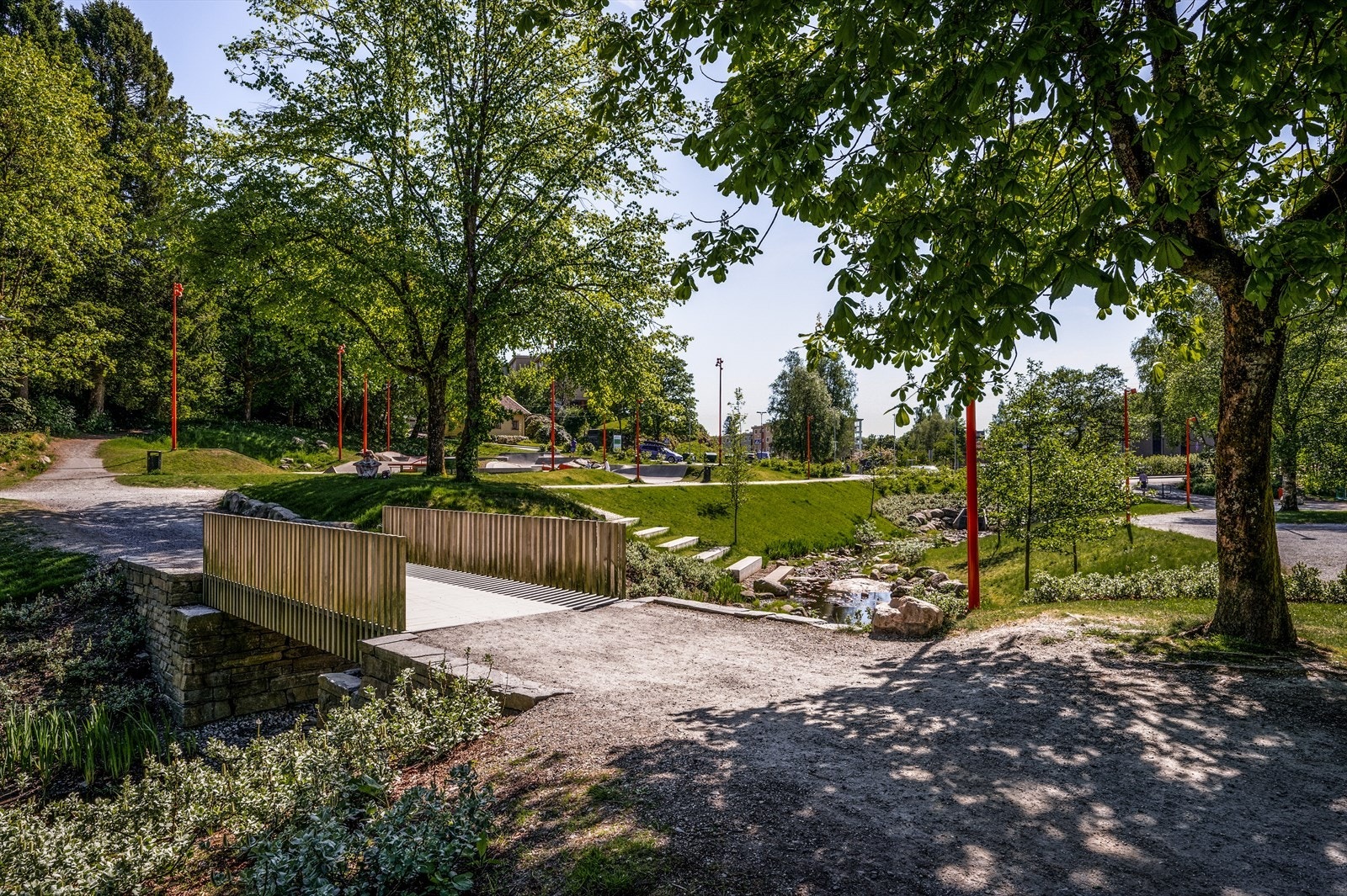Lynghaugparken kan tilby discgolf og skatepark en liten spasertur unna. I tillegg har man REMA 1000 Lynghaugparken kun noen minutter gange unna boligen. Galleribilde