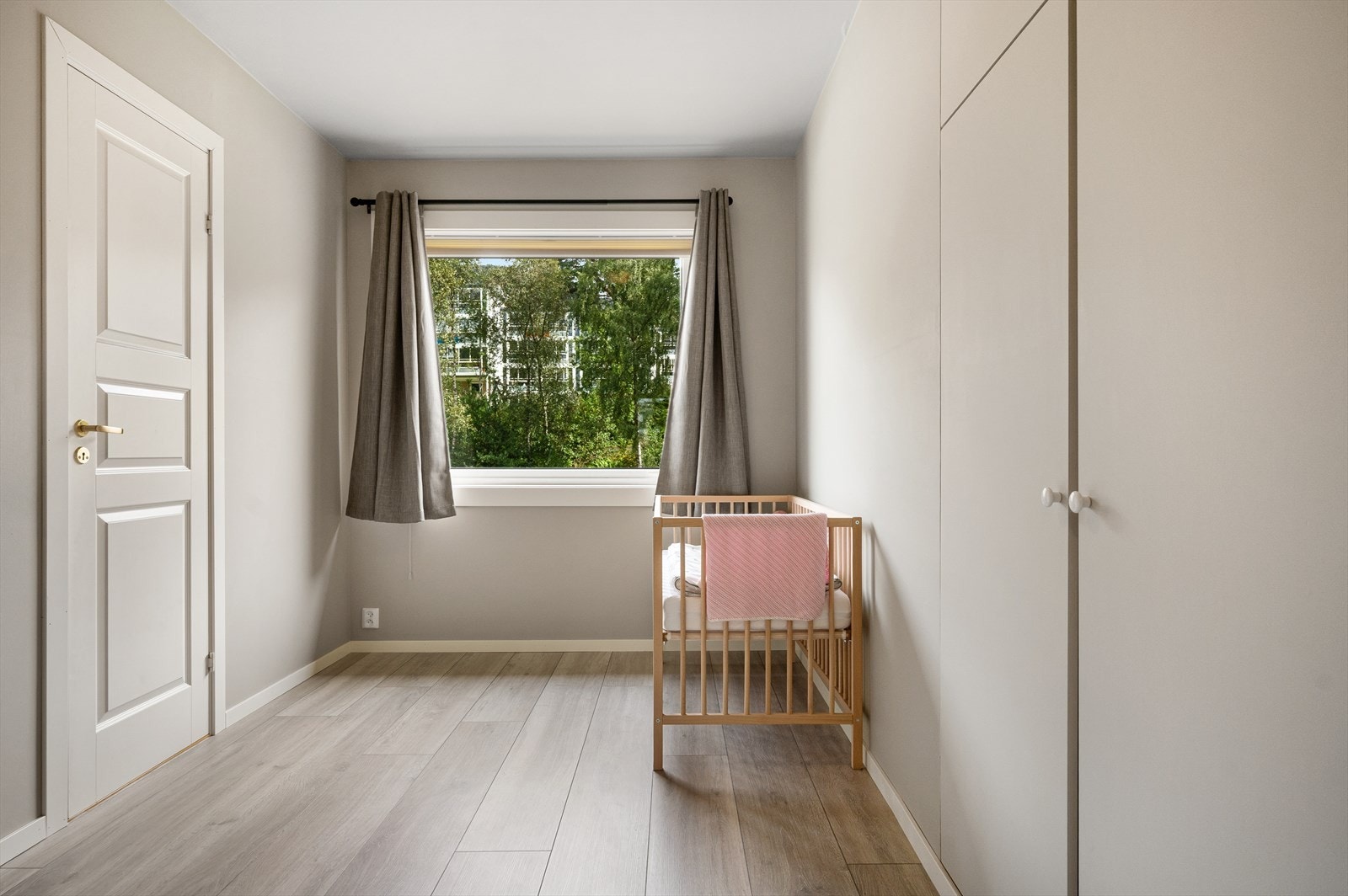Soverom 2 måler 9,9 m², og har integrert garderobeløsning og inngang til en innvendig bod på 2,6m² Galleribilde