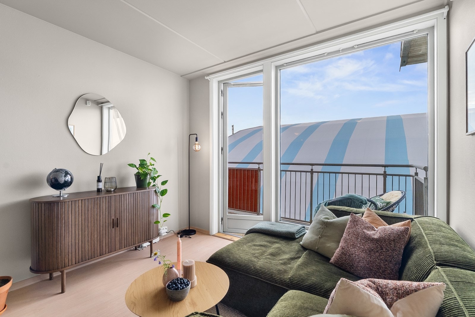 Luftige vindusflater som sørger for gode lysforhold inn. Galleribilde