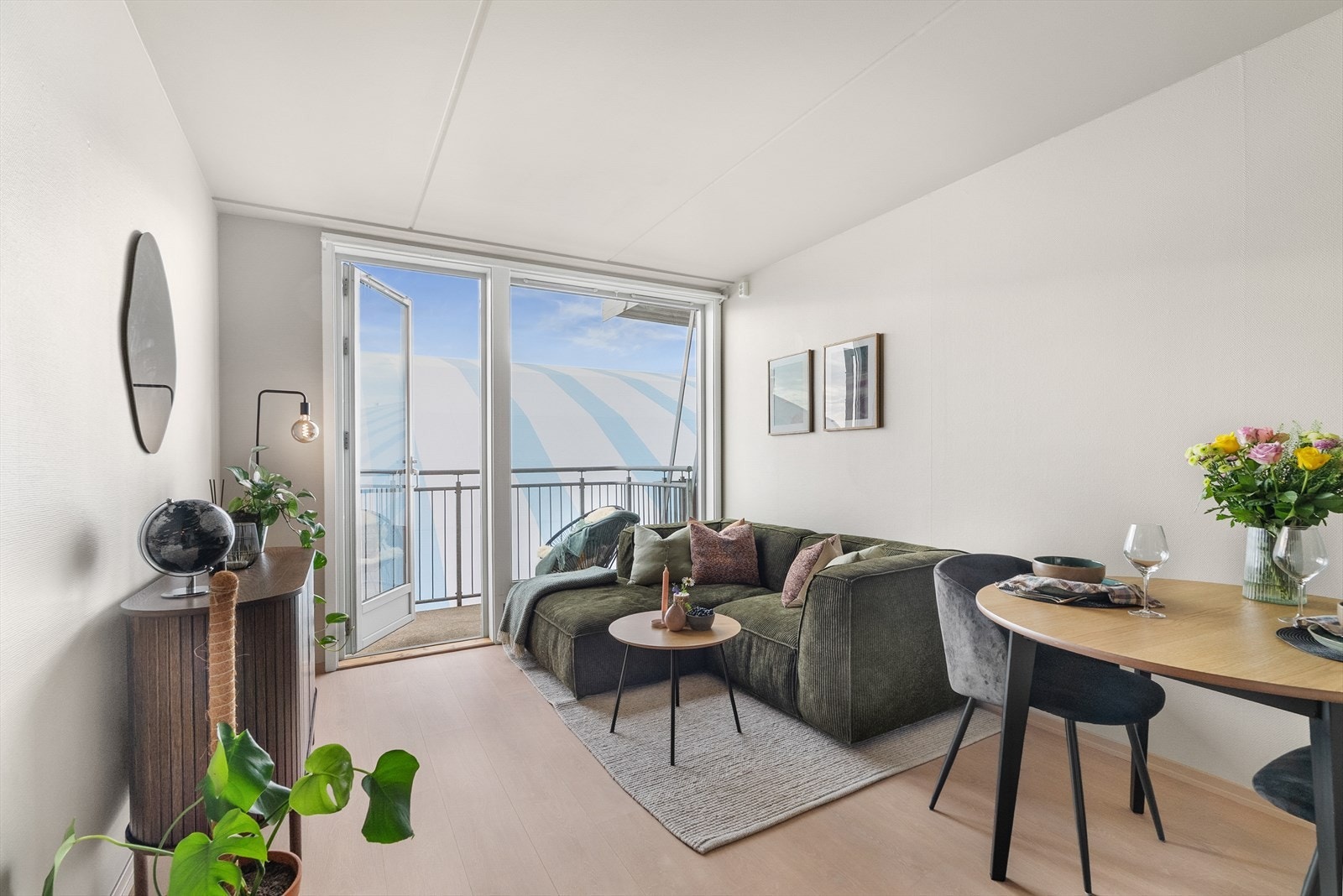 Moderne fargevalg, pent gulv og store vindusflater. Galleribilde