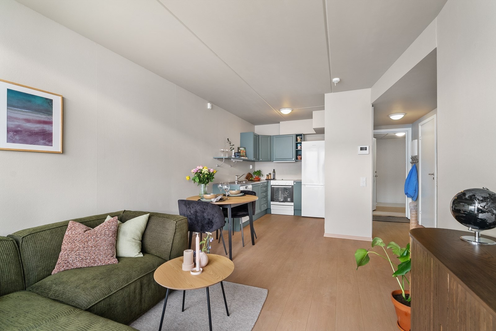 God romfølelse. Fin plass til sofa og spisebord. Galleribilde