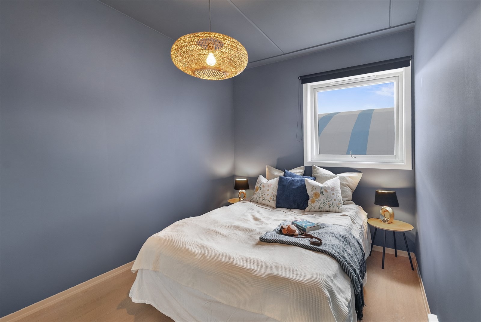 Soverom med god plass til romslig seng og nattbord, og evt skrivebord. Galleribilde