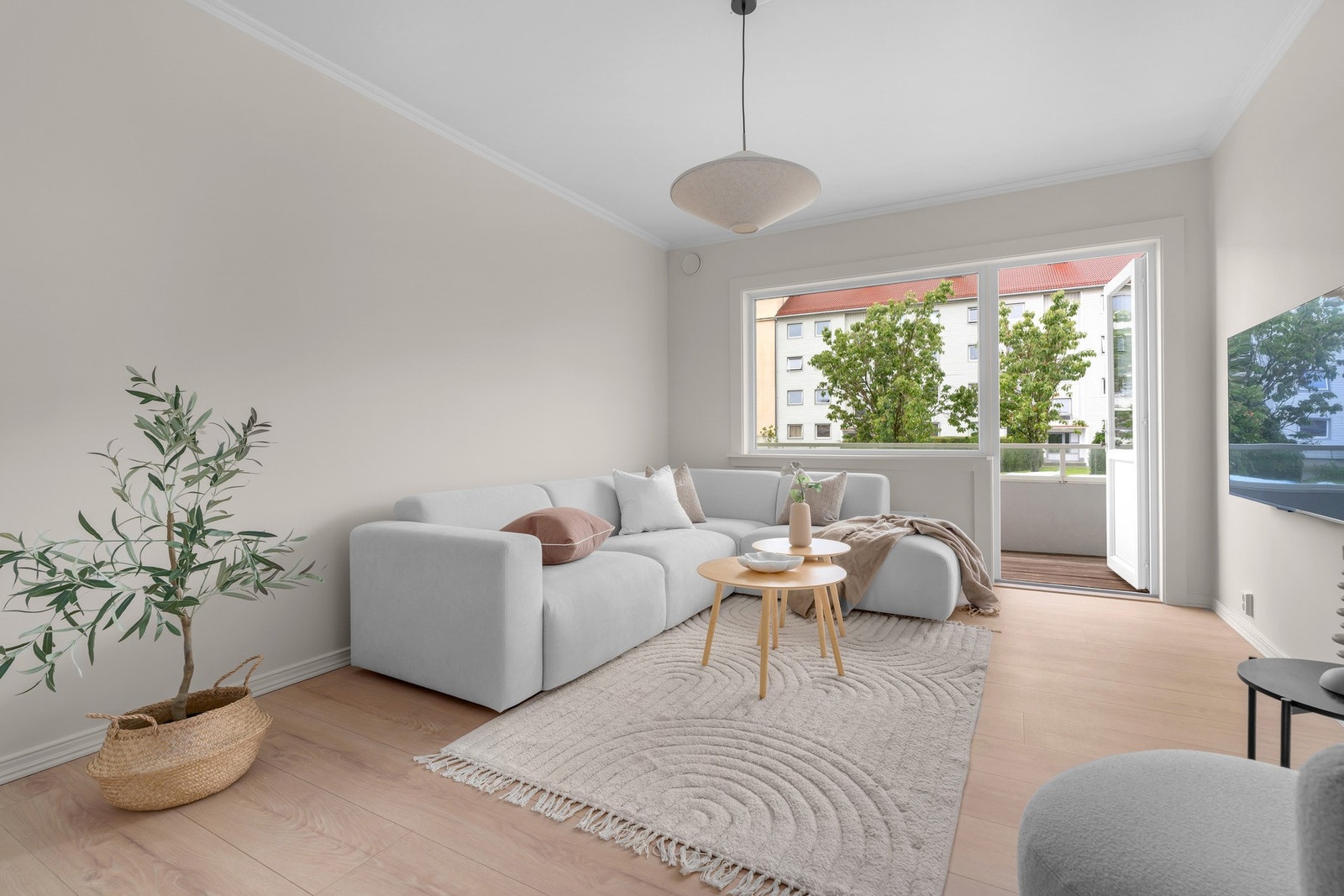 Stue med god plass til både sofa og spisegruppe. Stua er utstyrt med vedovn. Galleribilde