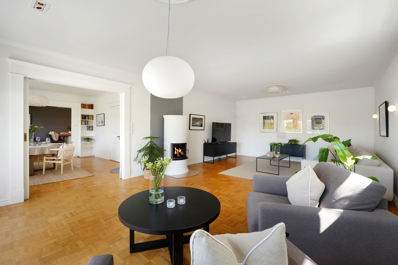 Nyere peis i stuen som gir god varme og hyggelig atmosfære på kalde høstdager Galleribilde