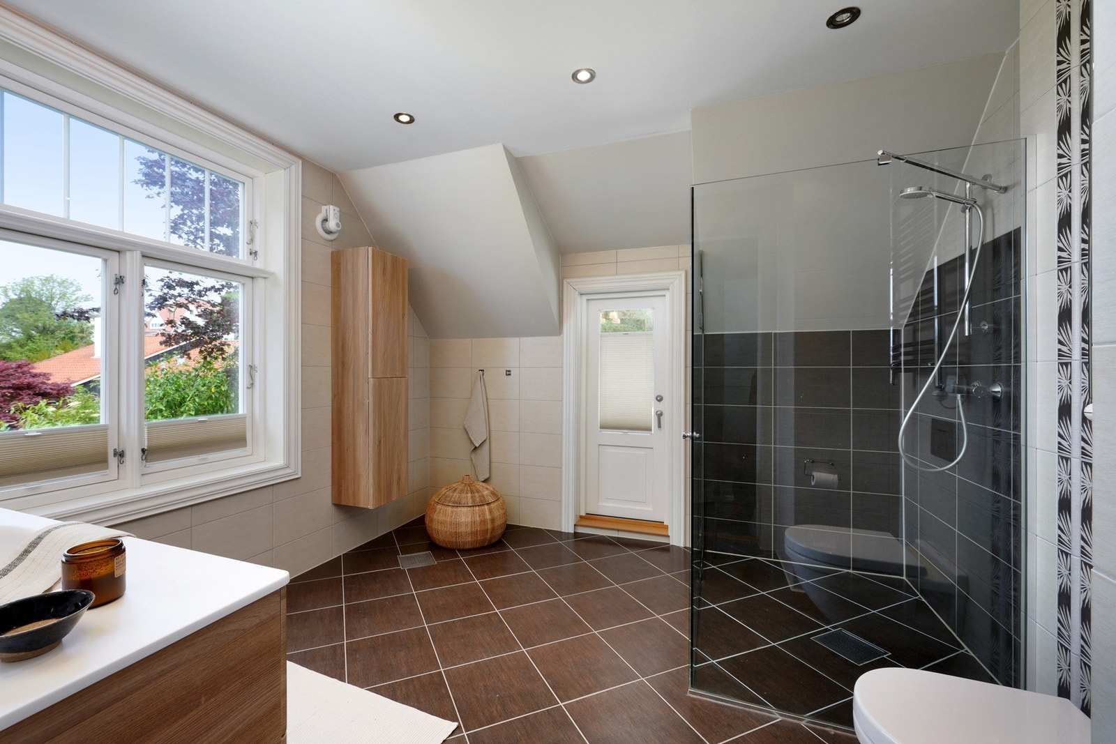 Helfliset bad med downlights og romslig dusjnisje med nedsenket gulv. Galleribilde