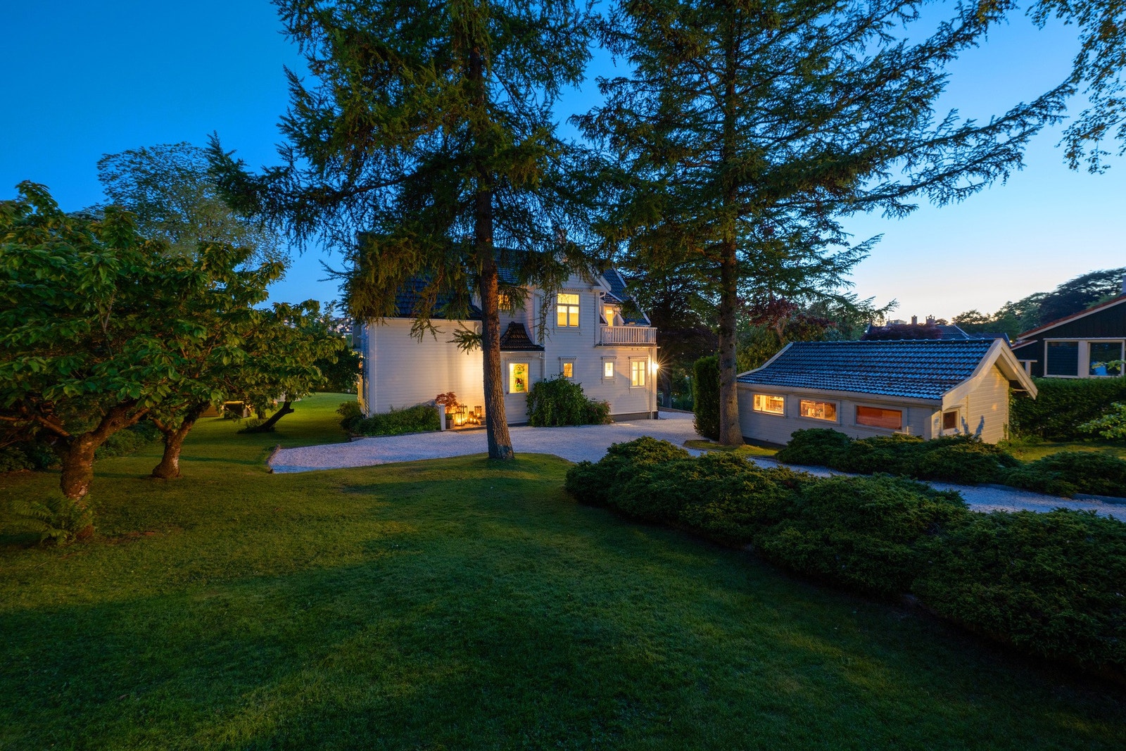 Garasje og utvendig bod i separat bygg. Galleribilde