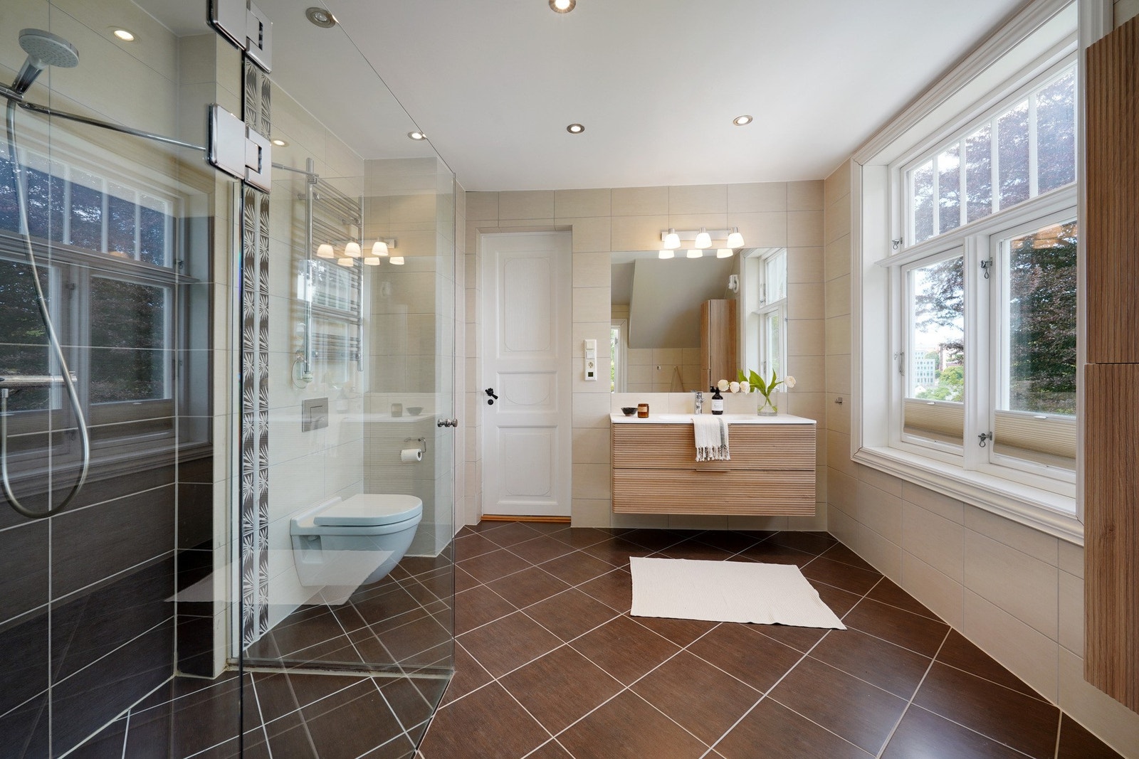 Får mye naturlig lys fra vinduene på badet. Galleribilde