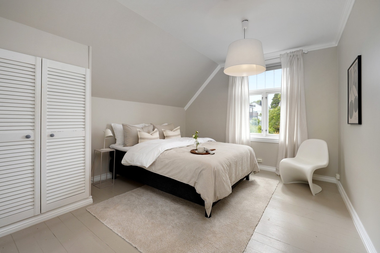 Pent og romslig soverom med god skapplass. Galleribilde