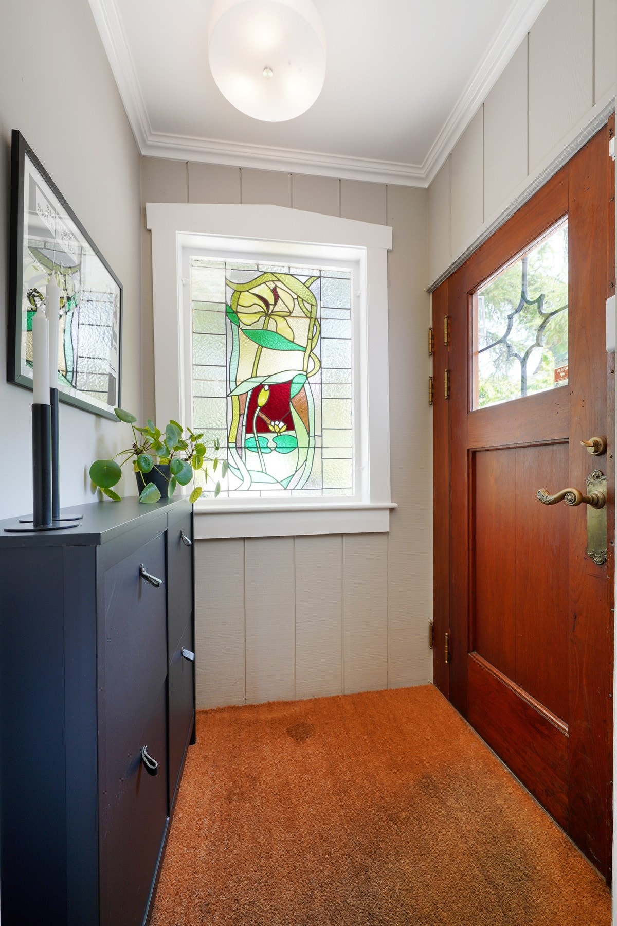 Klassisk entre med blyglassvindu. Galleribilde