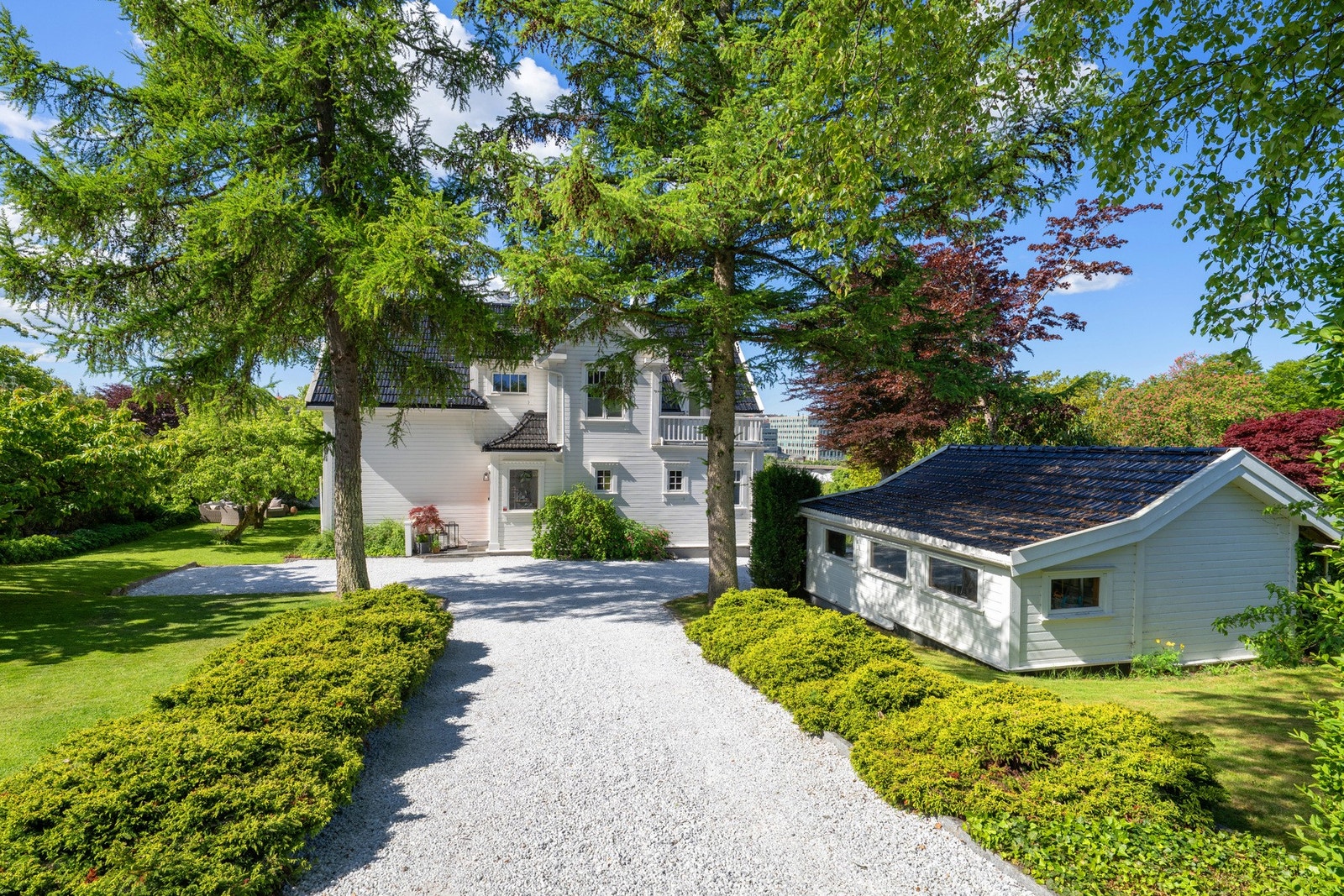 Innkjørselen er pent belagt med hvit singel Galleribilde