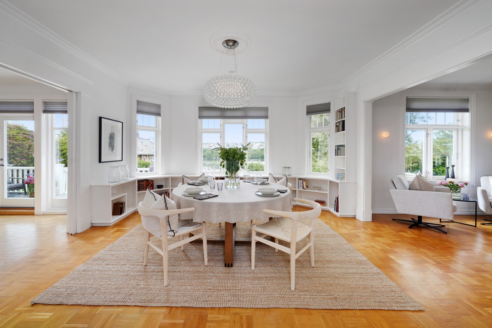 Fin utsikt over hagen og sjø fra spisestuen. Galleribilde