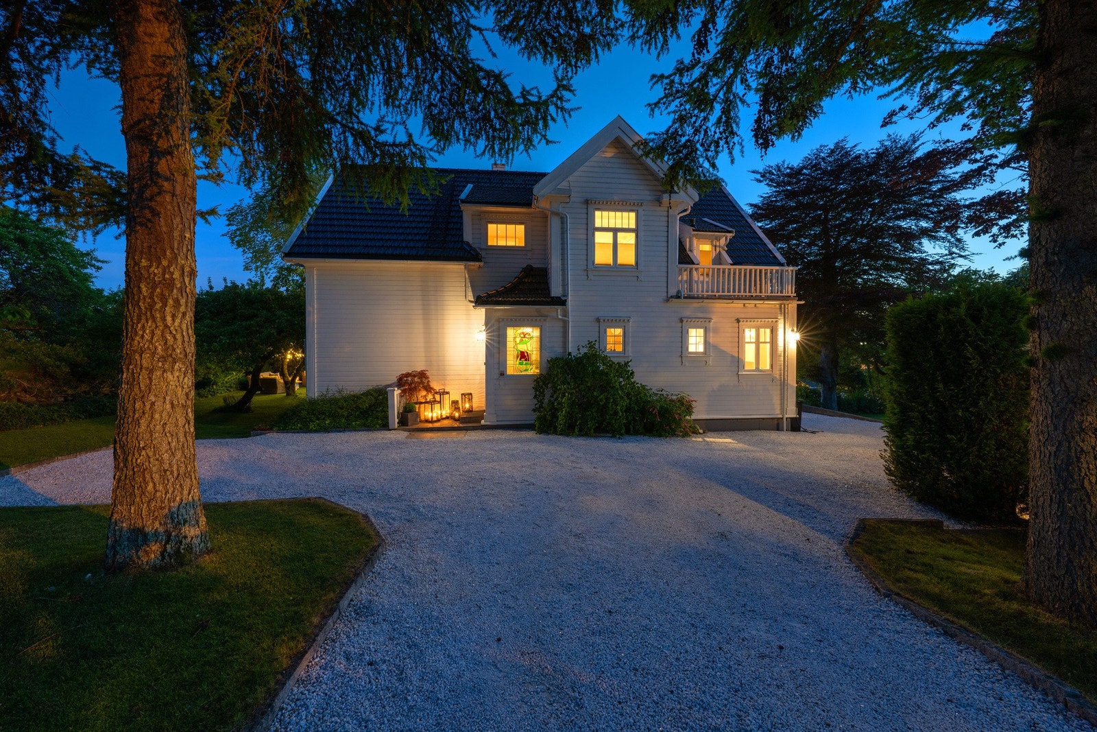 Rikelig med parkering i flott nedkjørsel. Galleribilde