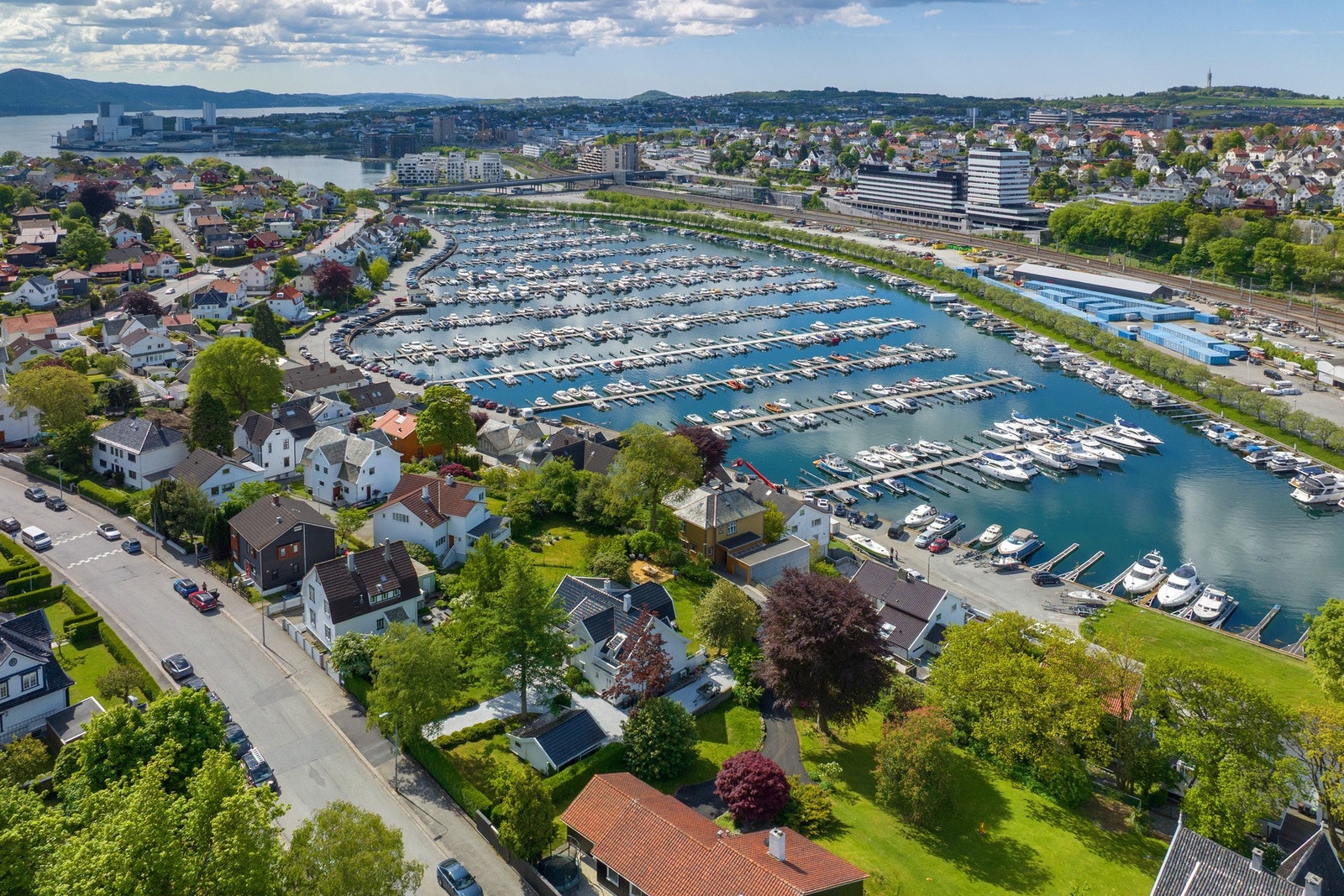 Eneboligen har noen få minutters gå avstand til Hillevågsvatnet. Galleribilde