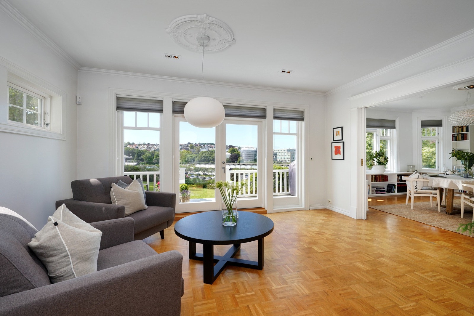 Utgang til terrasse og hage rett fra stuen. Galleribilde