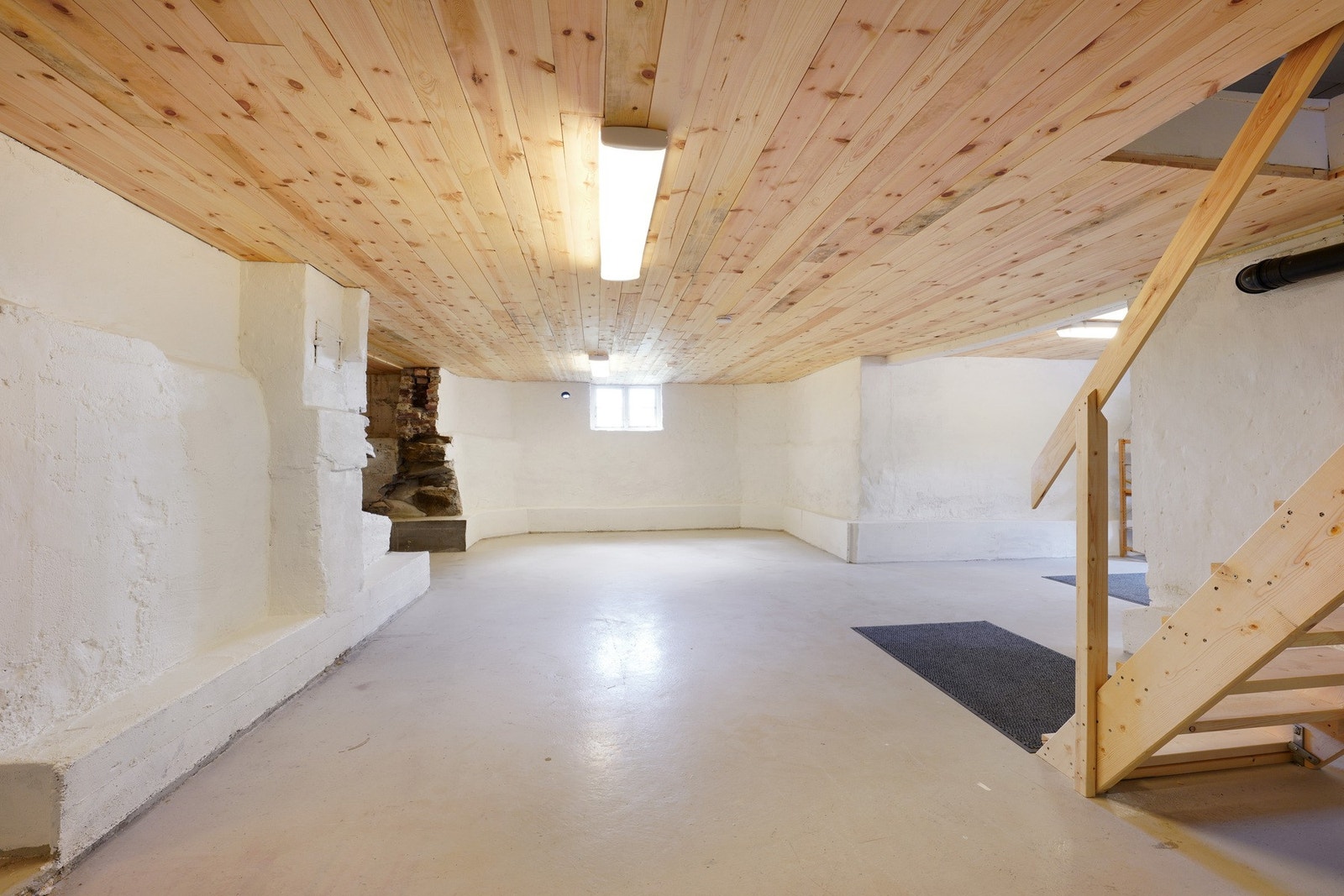 Underetasje med mye potensial og stor plass. Galleribilde