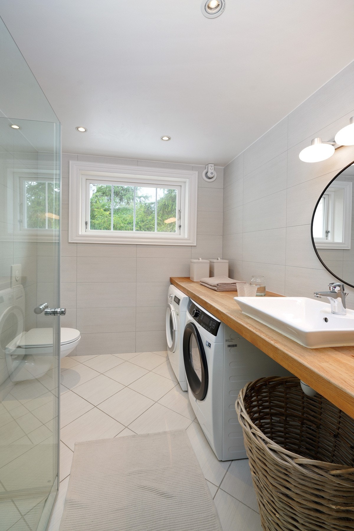 Det pene bad nummer 2 har også opplegg for vaskemaskin og tørketrommel. Galleribilde