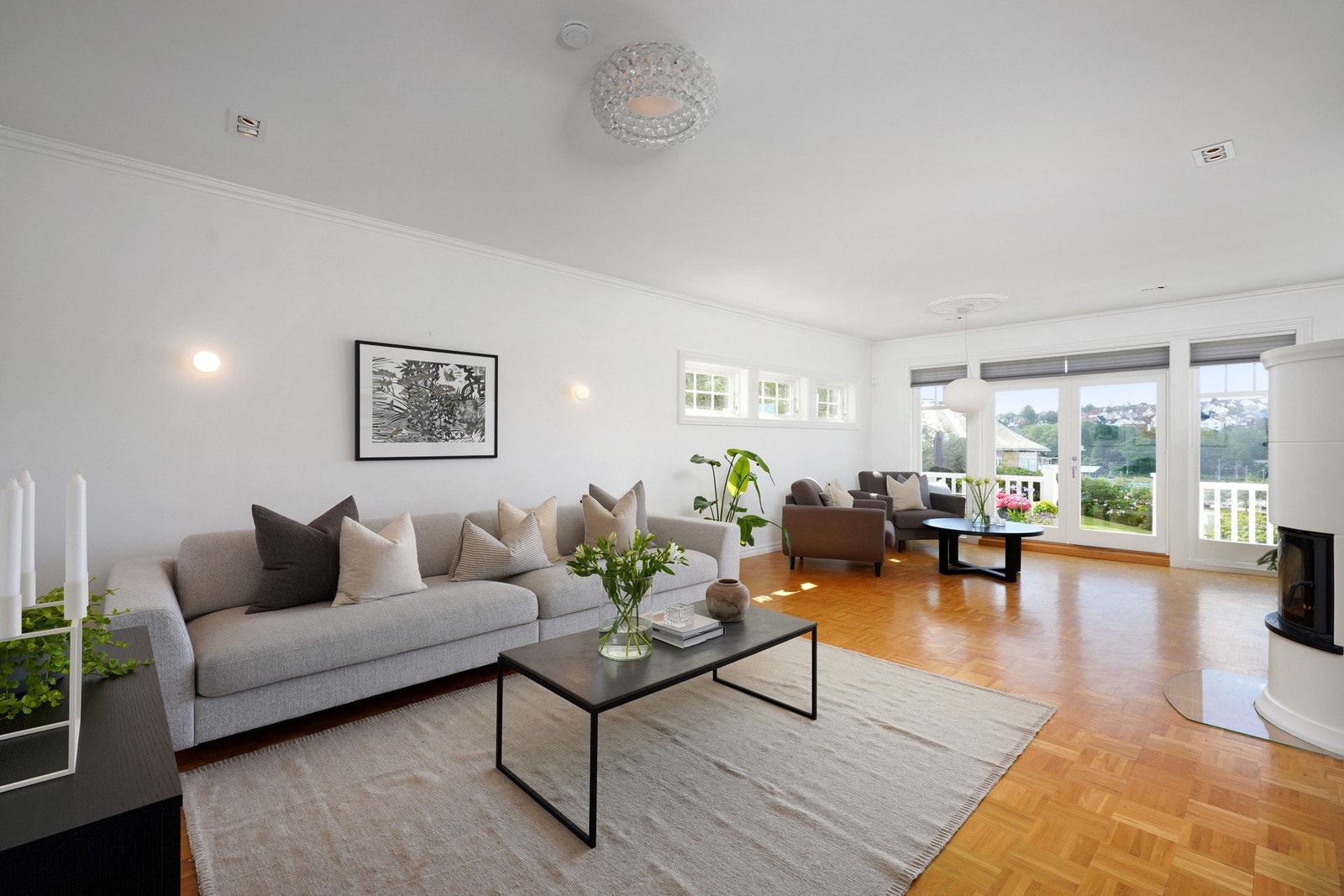 Pen stue med plass til flere sittegrupper Galleribilde