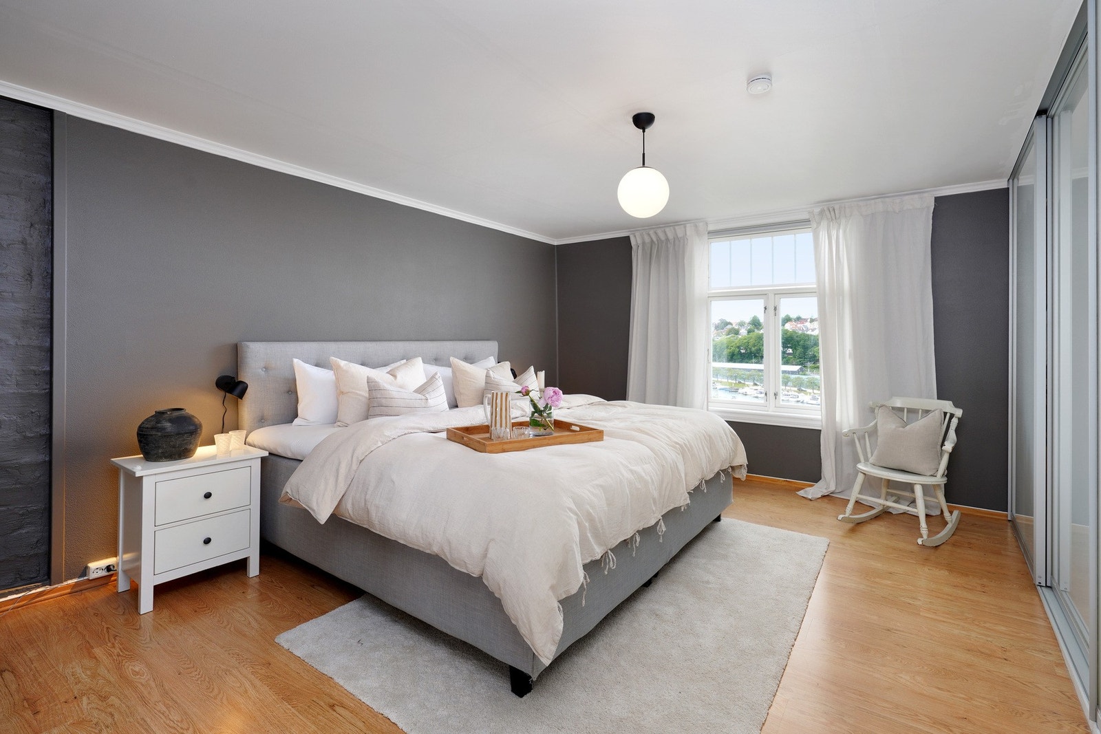 Romslig hovedsoverom med god skapplass og utsikt! Galleribilde