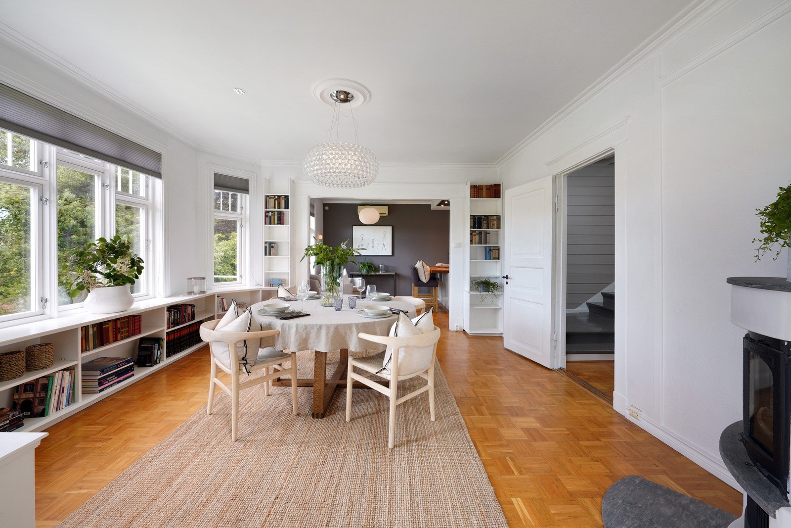 Lys og romslig spisetue - perfekt for store og små middagselskap. Galleribilde