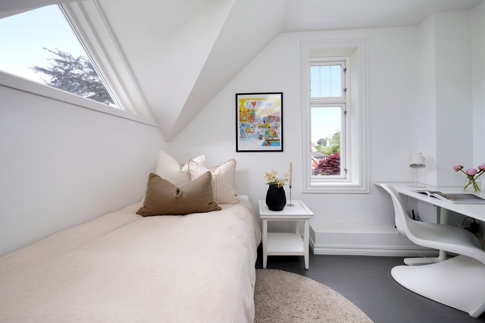 Koselig soverom med mye naturliglys fra flere vinduer. Galleribilde