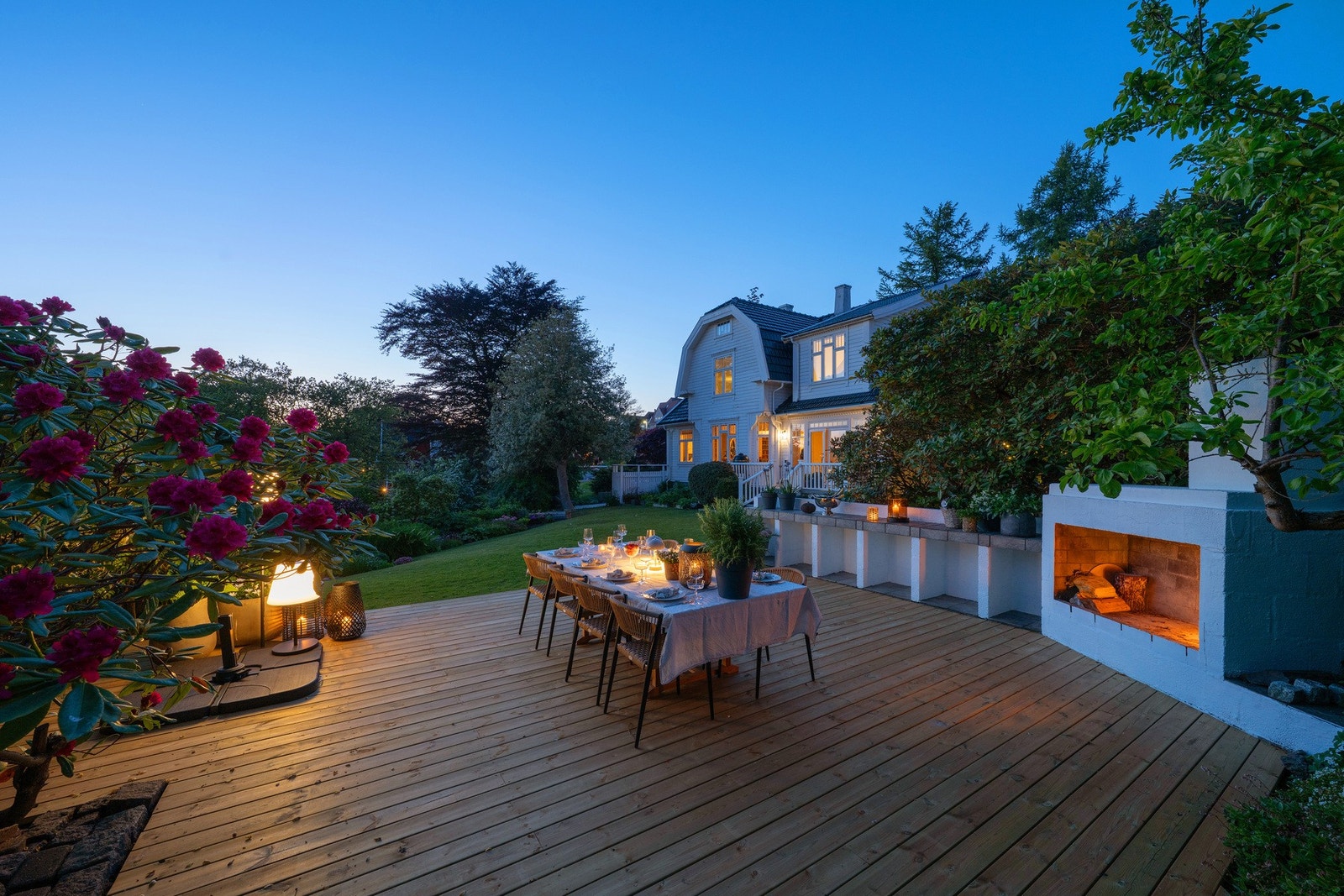 Romslig fint opparbeidet terrasse - supert for hagefester. Galleribilde