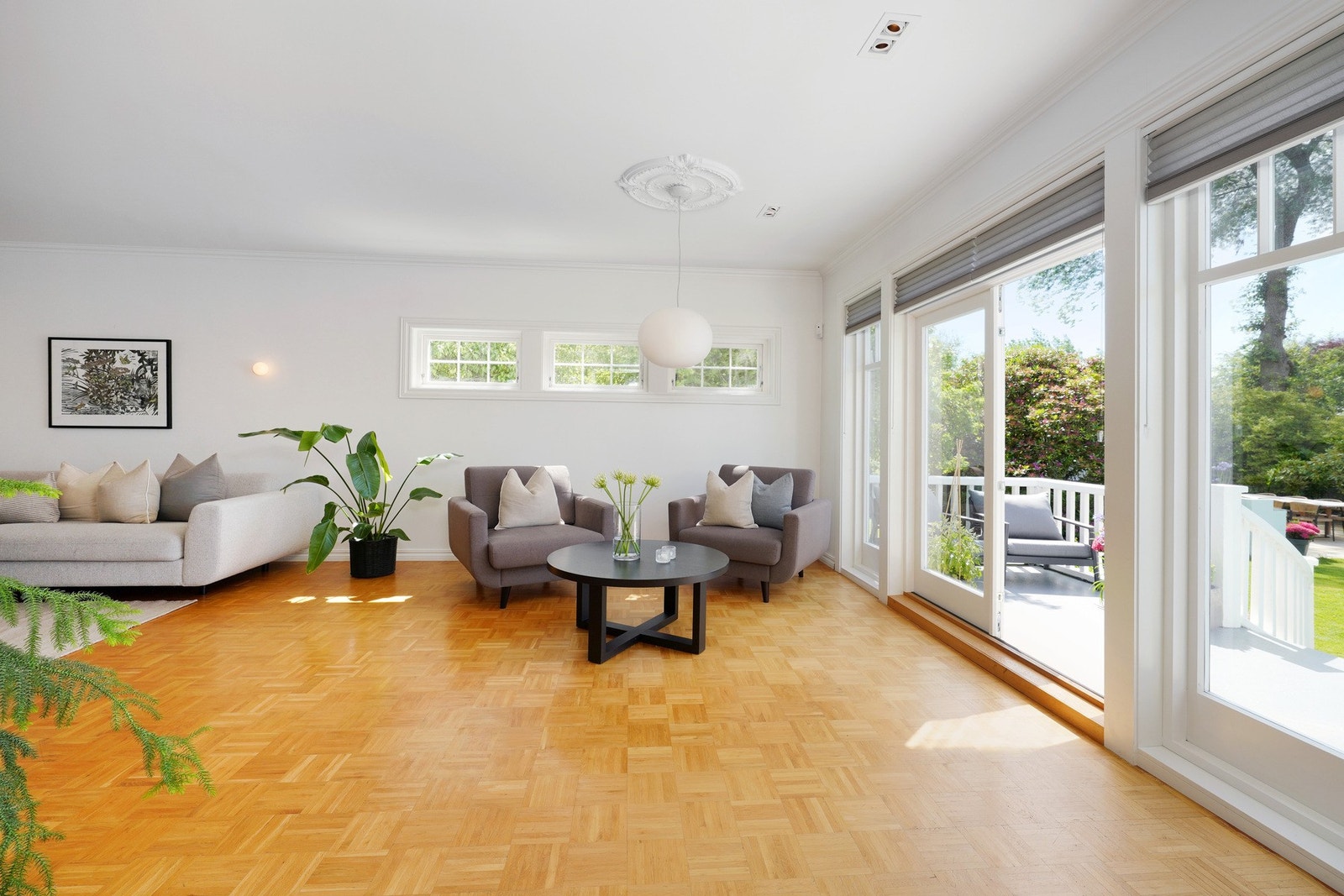 Legg gjerne merke til den superlekre stavparketten som er i husets hovedetasje Galleribilde