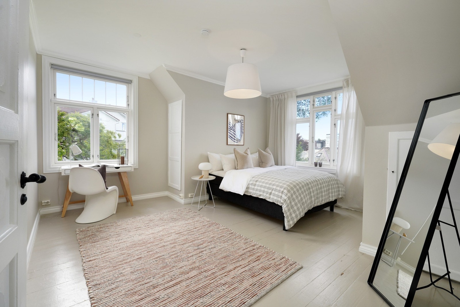 Lyst og fint soverom med god plass til skrivebord. Galleribilde