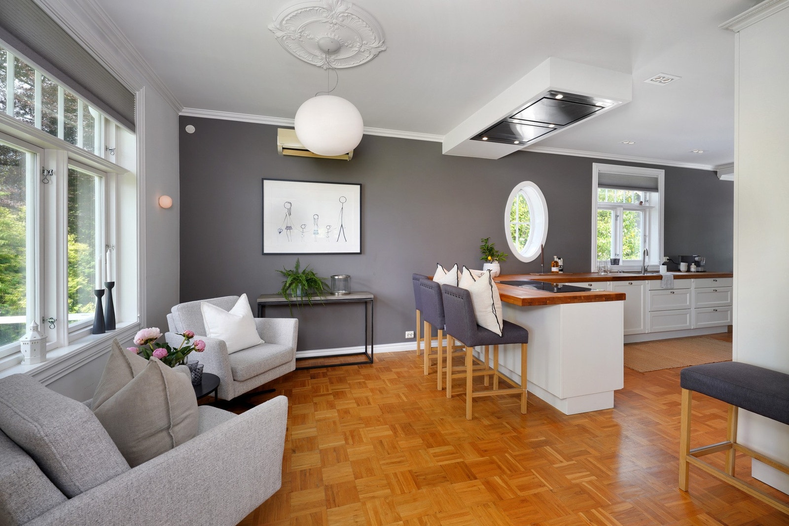 Kjekk stuekrok med lekker rosett i taket. Galleribilde