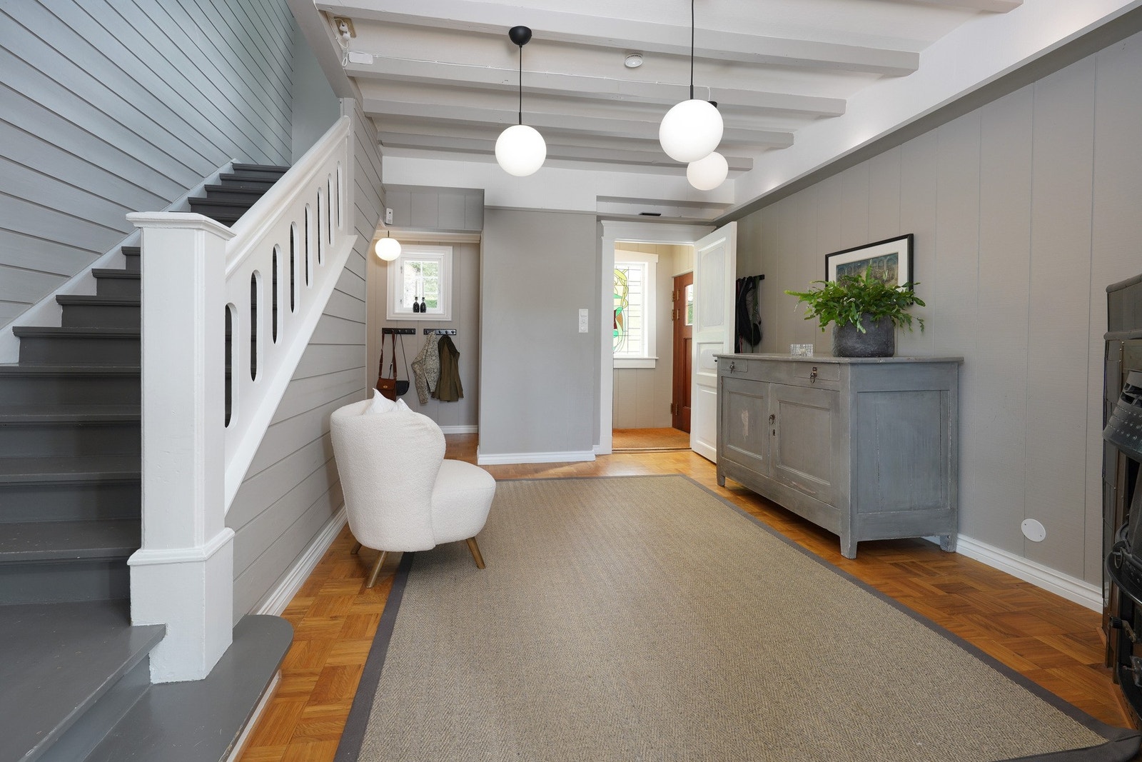 Romslig gang med trapp opp til 2 etasje. Galleribilde