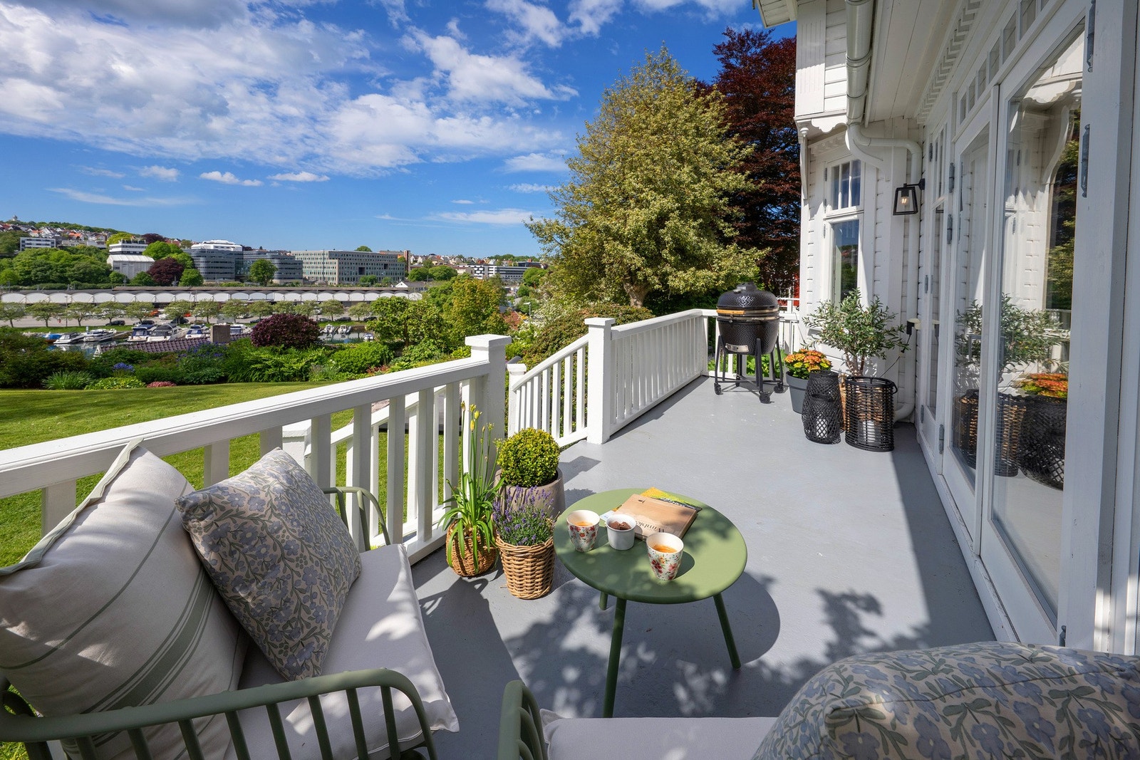 Kjekk terrasse rett ut fra stuen - perfekt for morgen kaffen. Galleribilde