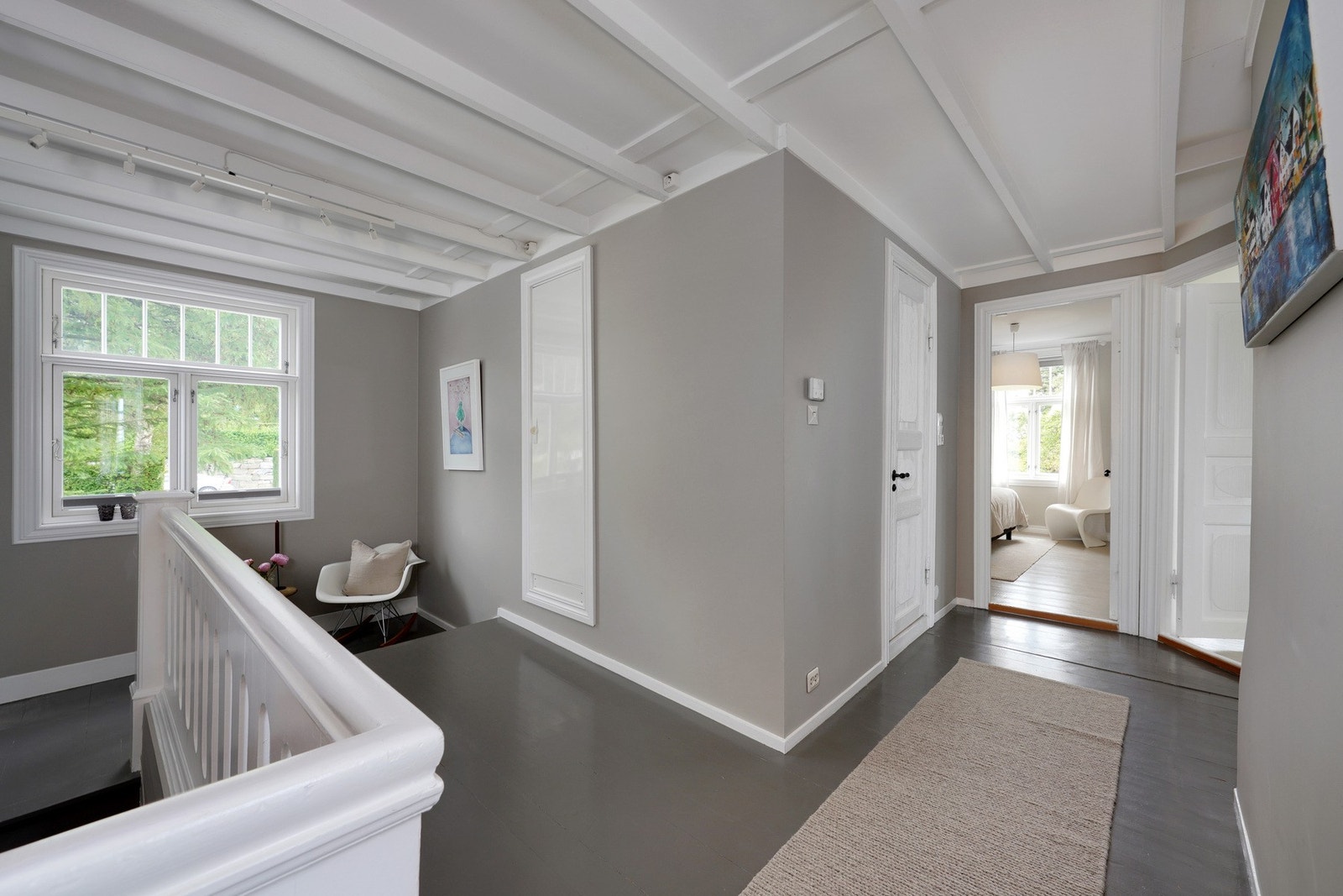 Stor, lys gang som leder til 4 soverom, 2 bad og loftet Galleribilde