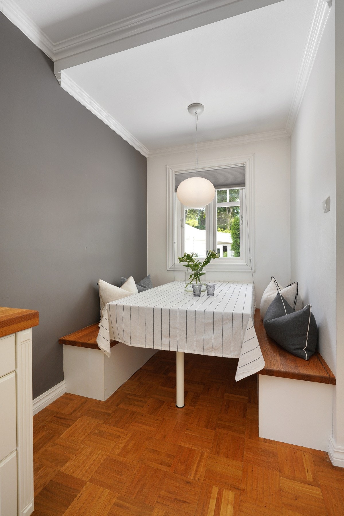 Koselig kjøkkenkrok, med utsikt over gårdplassen. Galleribilde