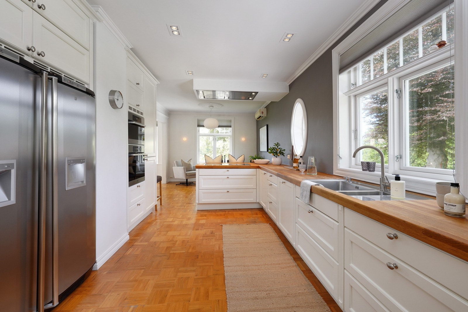 Kjøkkenet har rikelig med benkeplass, Miele stekeovn og dampovn, 90 cm koketopp, samt side by side kjøleskap Galleribilde