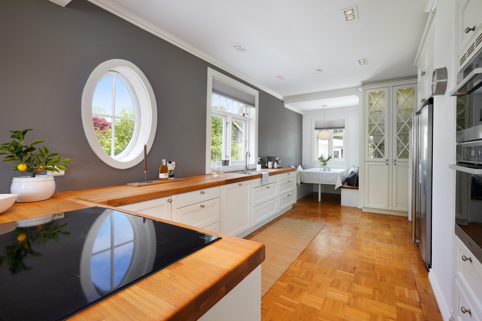 Klassiske profilerte fronter og benkeplate i tre. Galleribilde