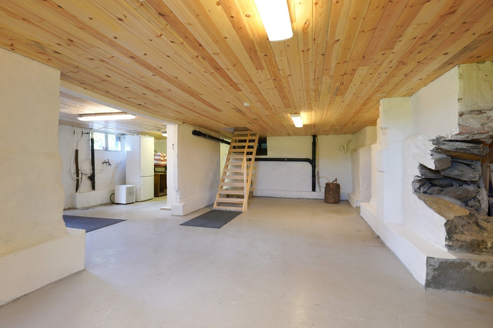 Underetasjen har adgang via trapp, samt utgangsdør direkte fra hage. Galleribilde