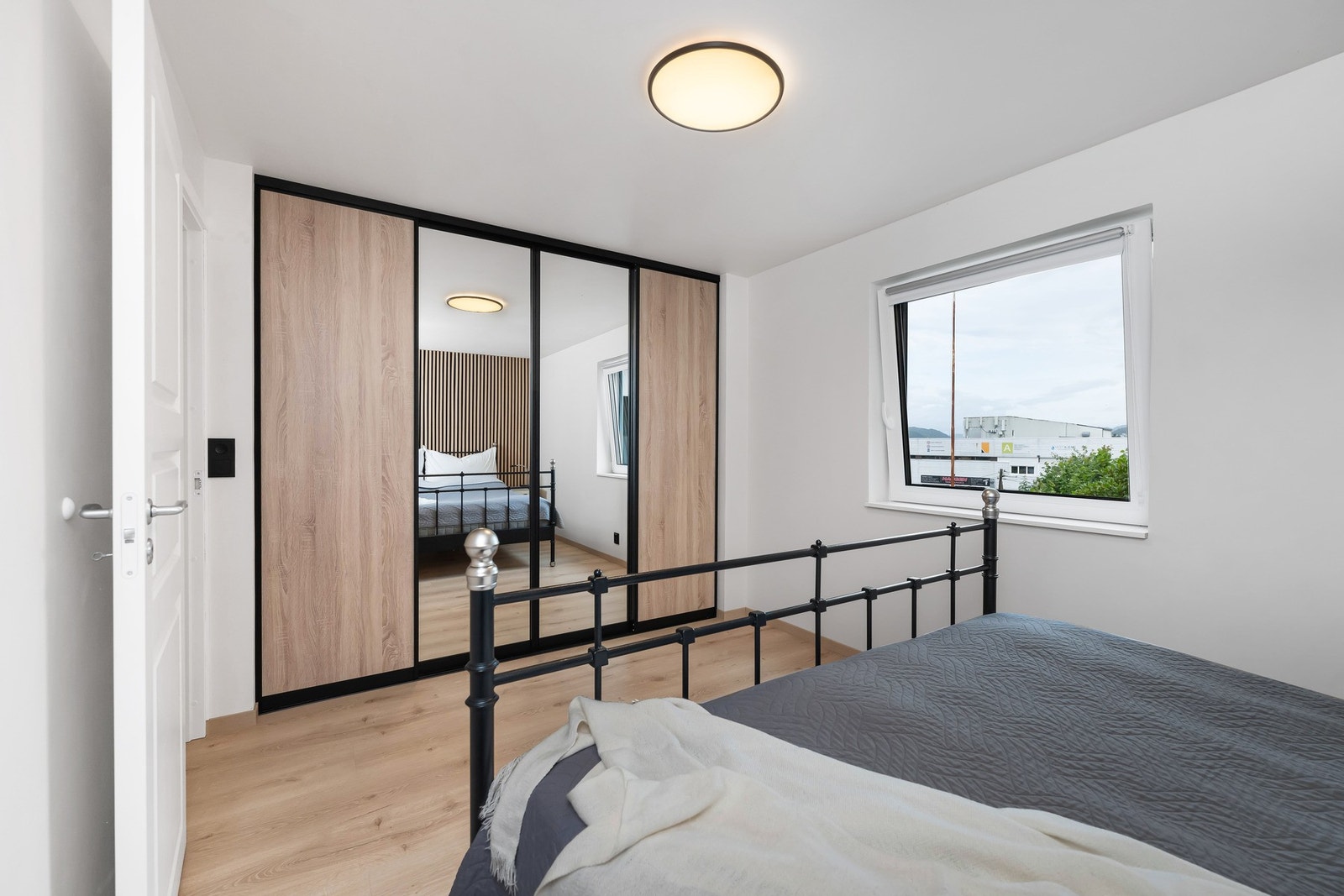 Her er det innebygget garderobe, samt god plass til dobbeltseng. Galleribilde