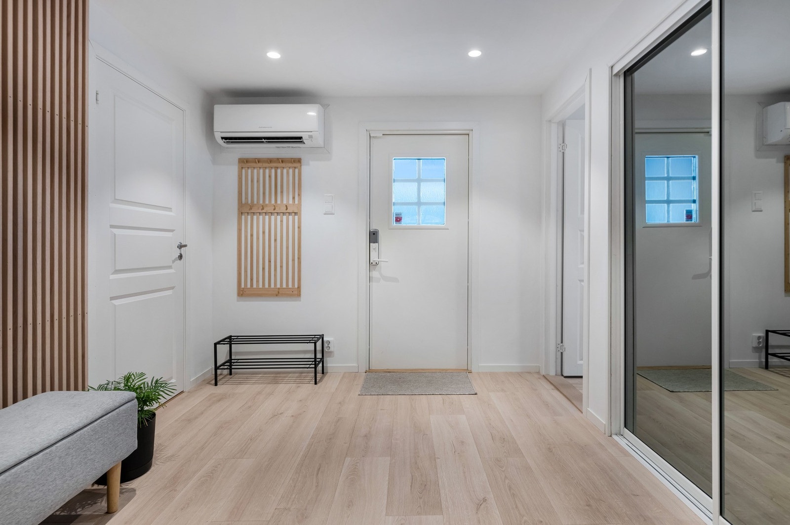 I hallen er det en praktisk skyvedørsgarderobe. Her er det god plass til oppbevaring og til å hente fra seg yttertøy. Galleribilde