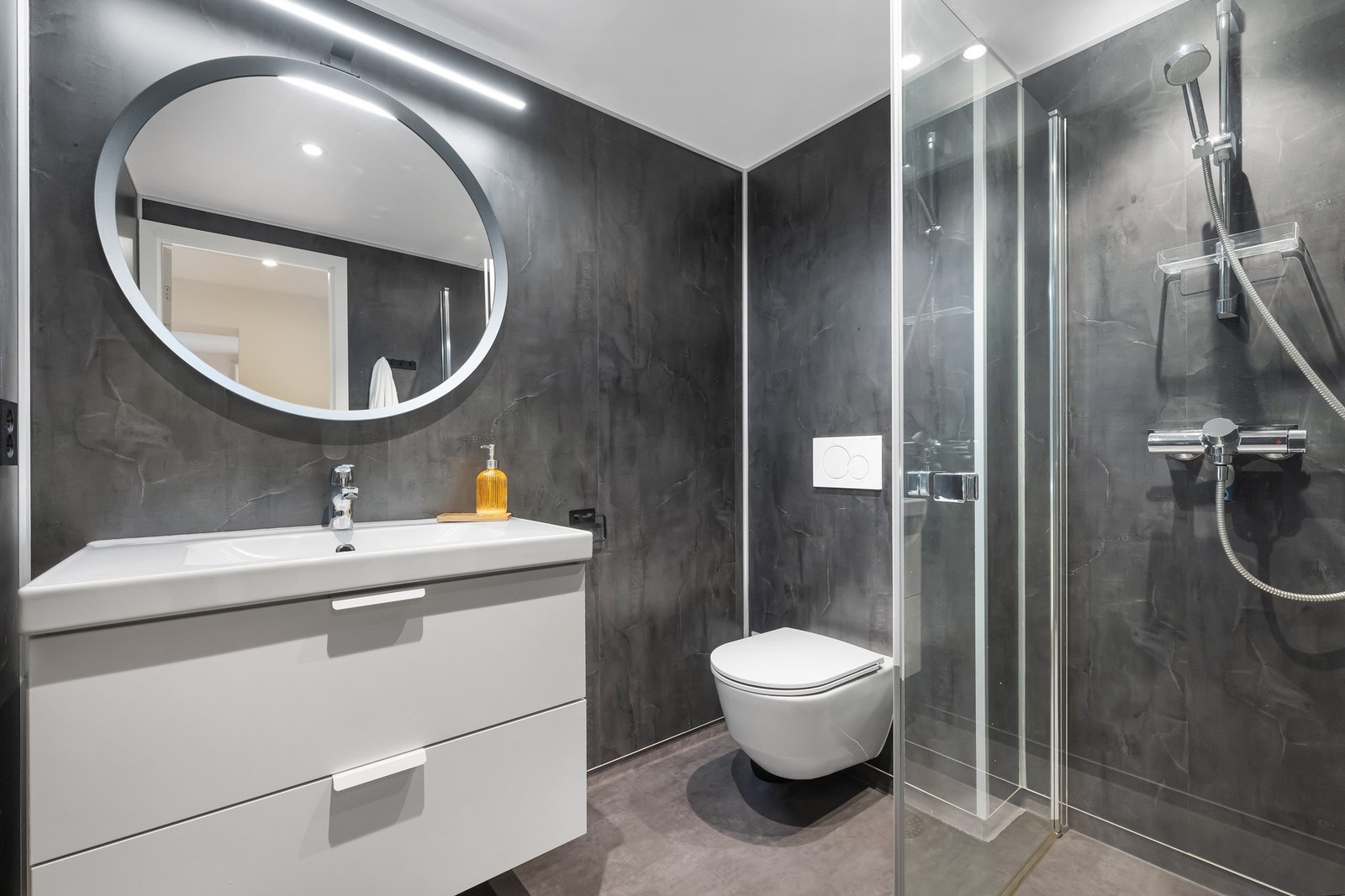 Badet i 1. etasje er fra 2021. Galleribilde