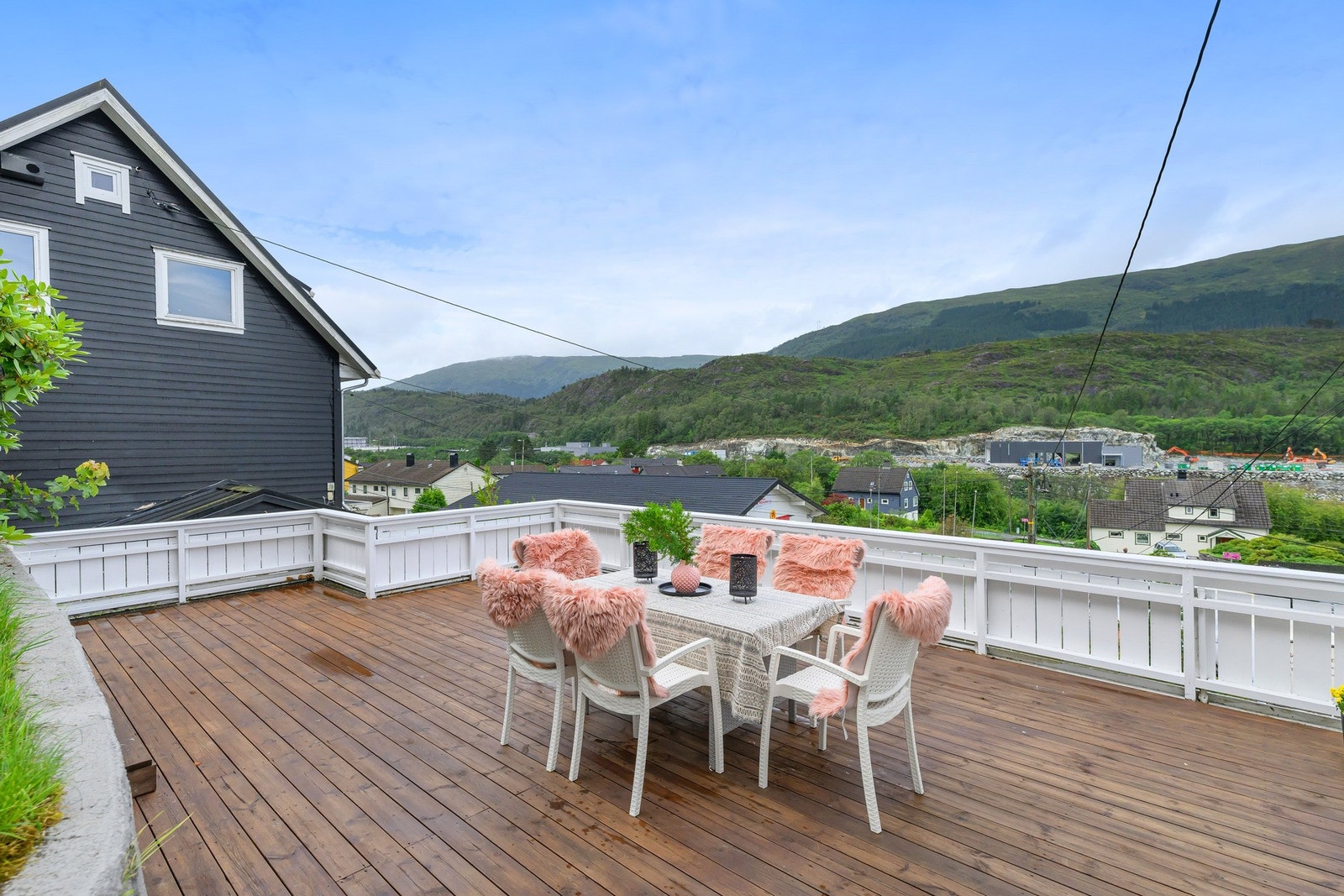 Fra stuen er det utgang til en sørvestvendt terrasse. Galleribilde