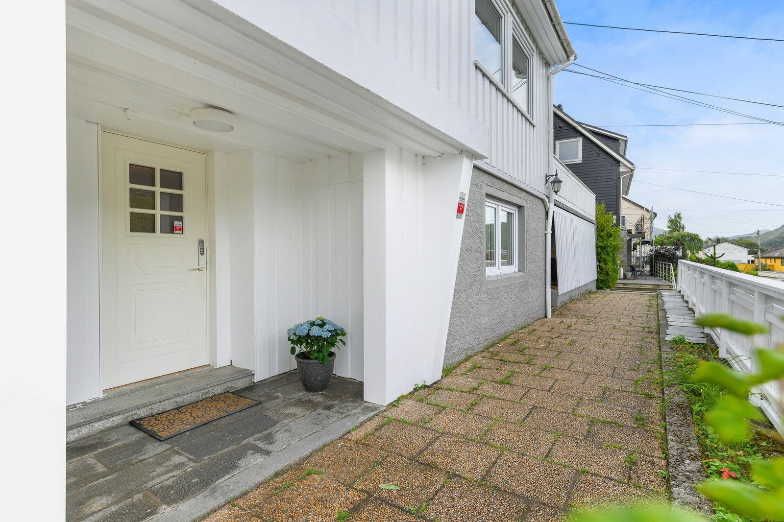 Pent, overbygget inngangsparti. Galleribilde