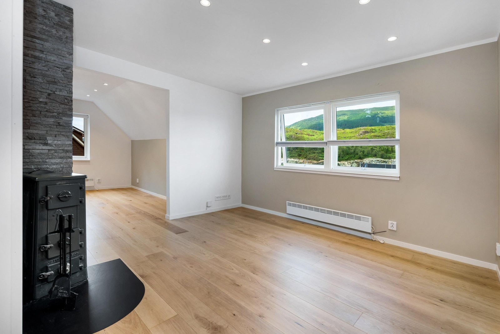 Lys og åpen stue/kjøkkenløsning, av god størrelse. Galleribilde
