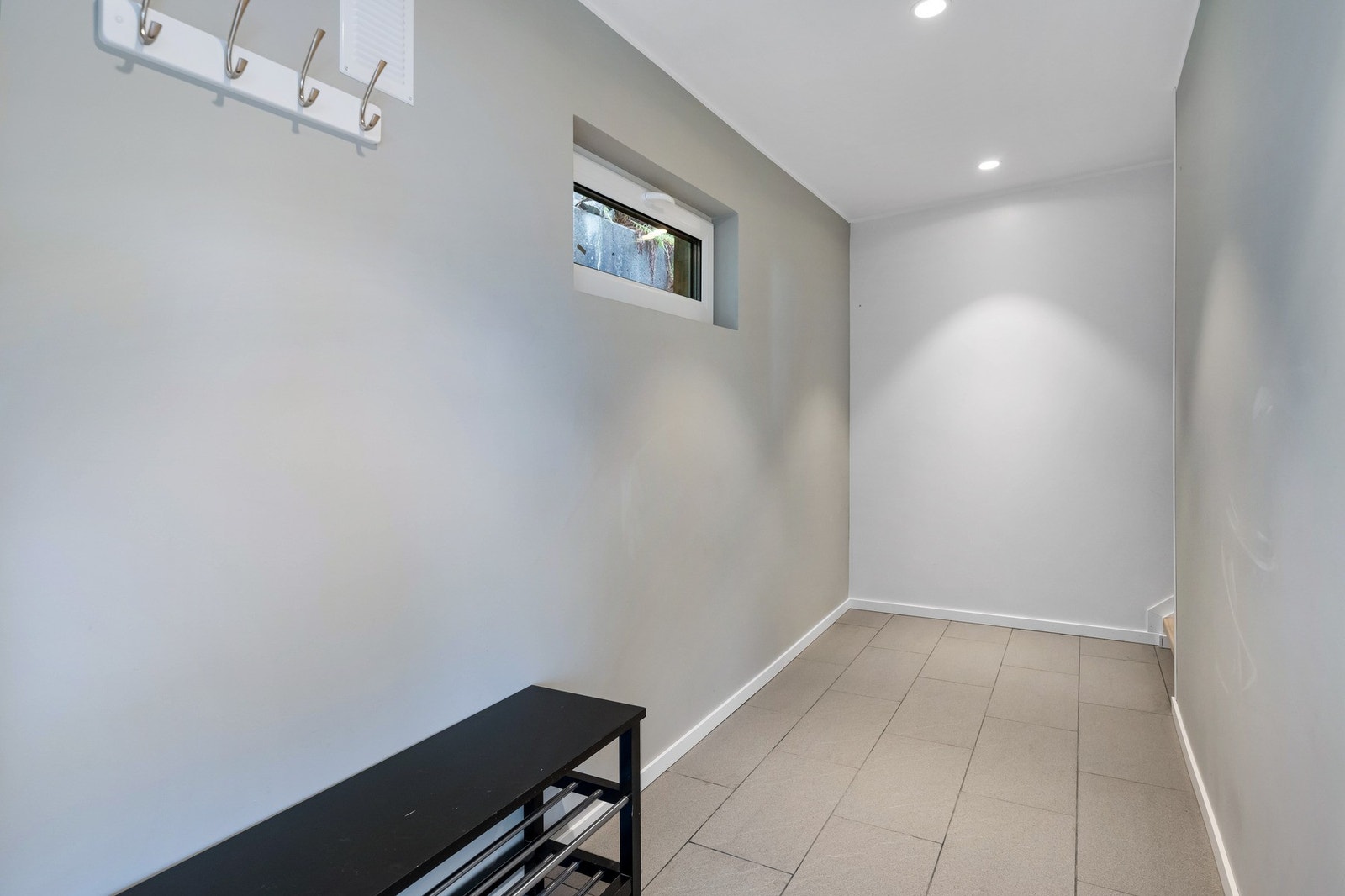 Loftsleiligheten (ikke godkjent) har egen inngang i 2. etasje. Galleribilde