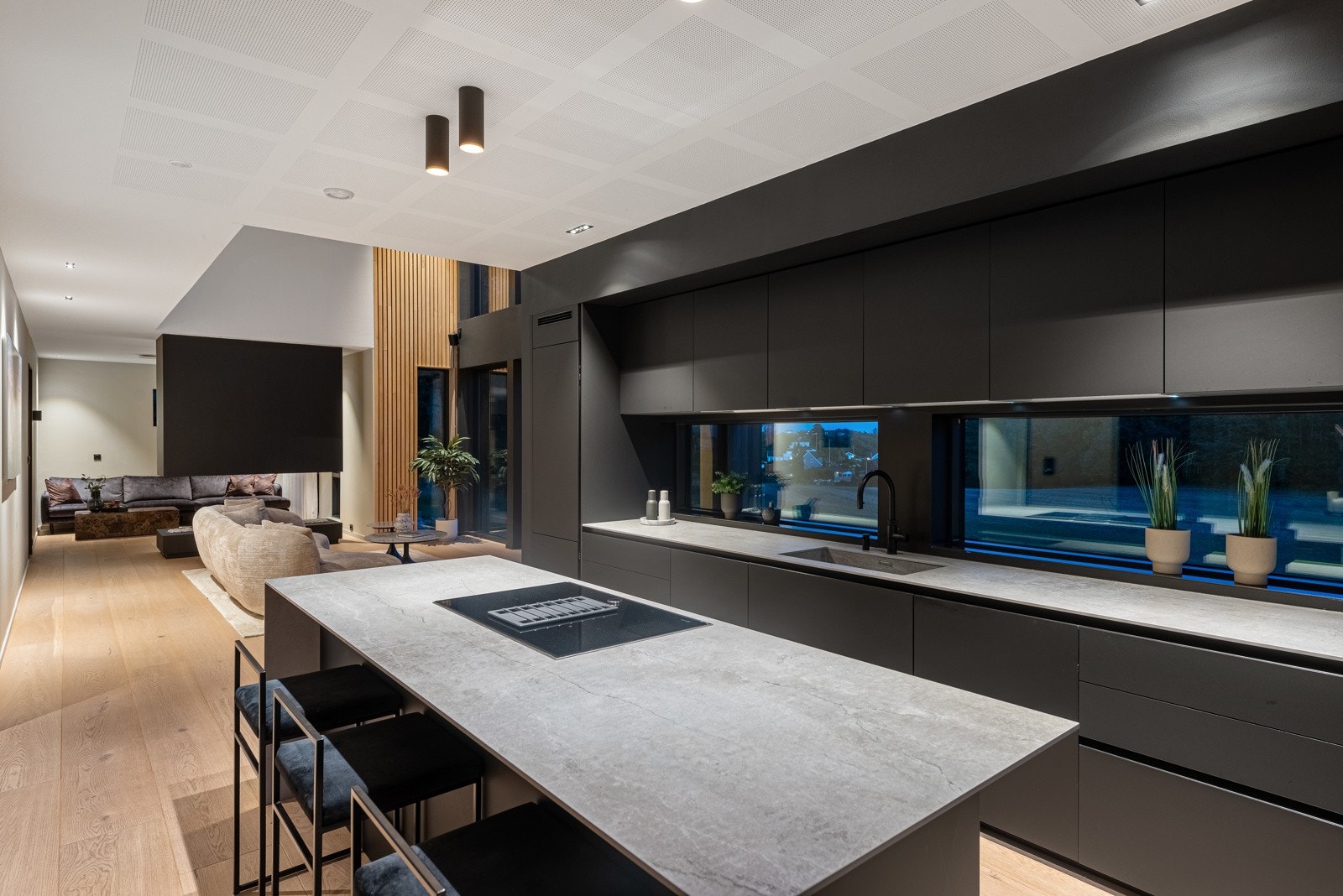 Man kan sette kjeler med kokende vann direkte på benkeplaten uten at det blir merke. Dekton er også ripefritt Galleribilde